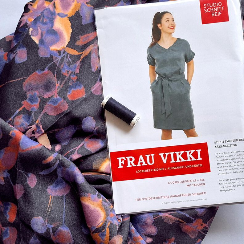 FRAU VIKKI - løs kjole med V-udskæring og bælte, Studio Schnittreif  | XS -  XXL,  image number 8